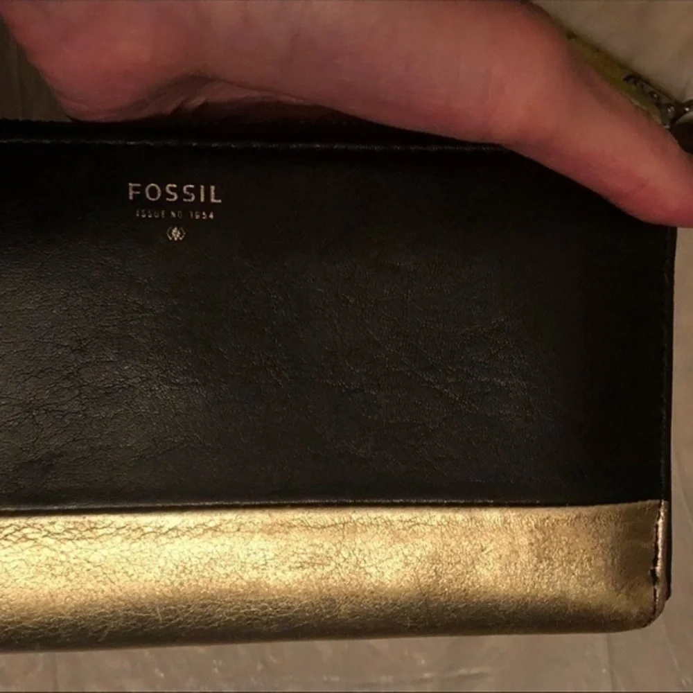 Fossil black and gold leather wristlet clutch wallet